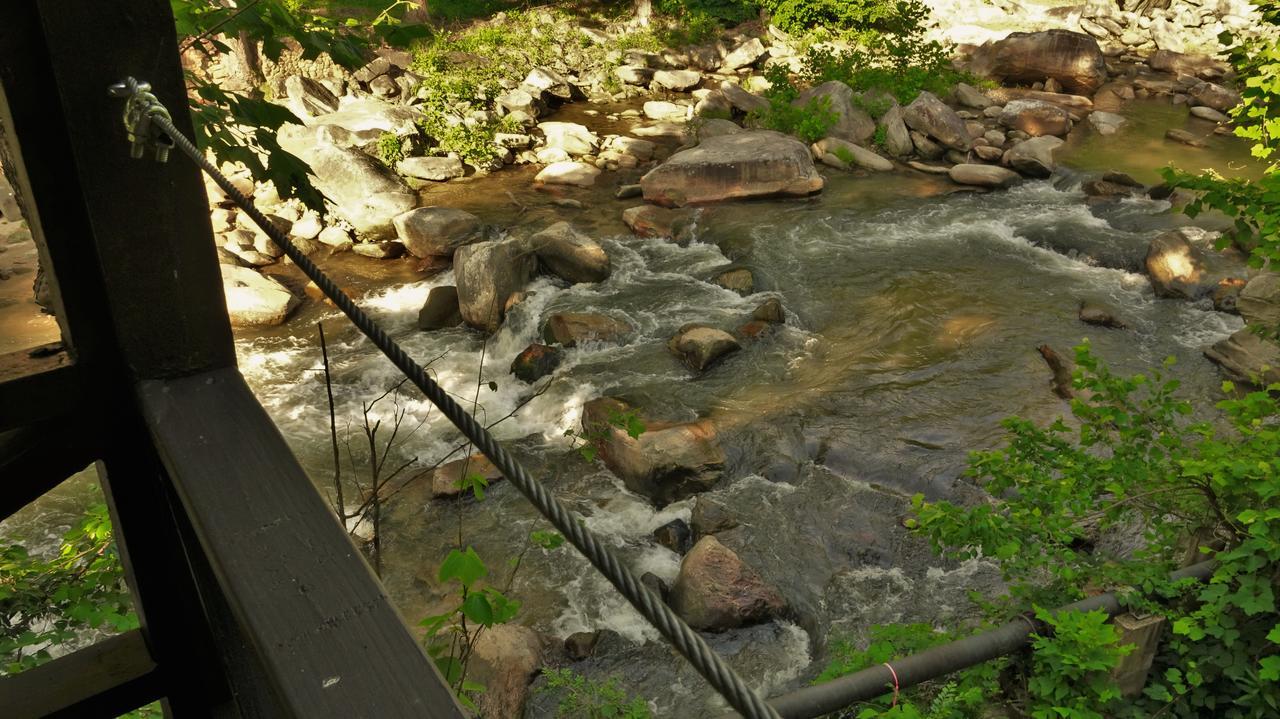 Riverside Lodge At 烟囱岩 外观 照片